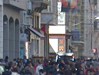 Ein blinder Sänger in der ehemaligen Prachtstraße von Istanbul `Grande Rue de Pera´, die heute Straße der Unabhängigkeit - Istiklal Caddesi -  heißt. Ab Mittag ist die Fußgängerzone schwarz von Menschen und aus allen Cafes dröhnt Musik. Der alte Mann und seine Assistentin, wahrscheinlich seine Tochter, sind wie ein ruhender Pol in der Menge.<br/>Istanbul, Beyôglu, März 2009.<br/><br/>01:16 min